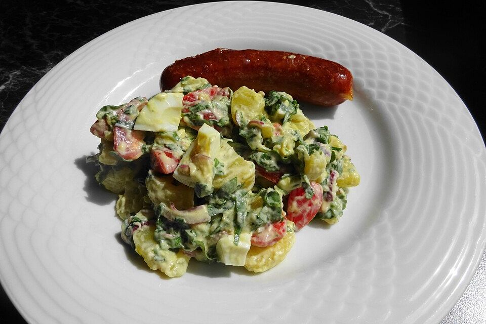 Kartoffelsalat mit Eiern, Feta-Käse, Tomaten und Bärlauch