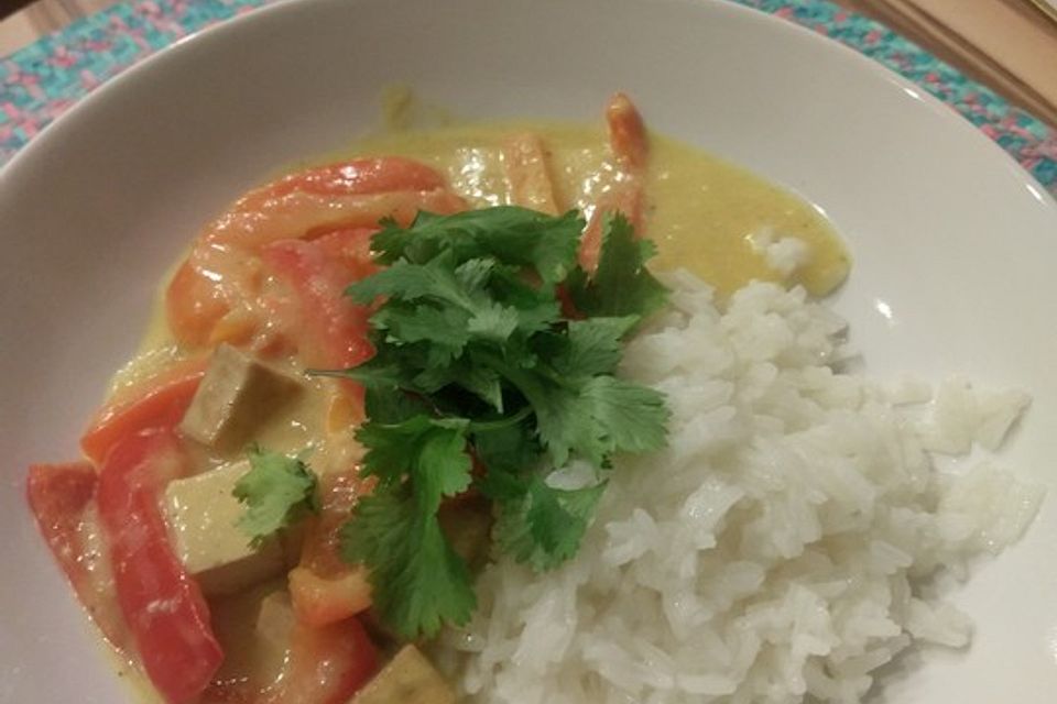 Tofu und Paprika in milder Curry-Mango-Kokossauce