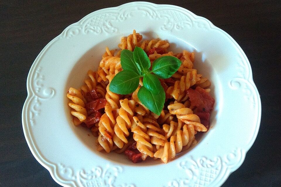 Nudeln mit getrockneten Tomaten