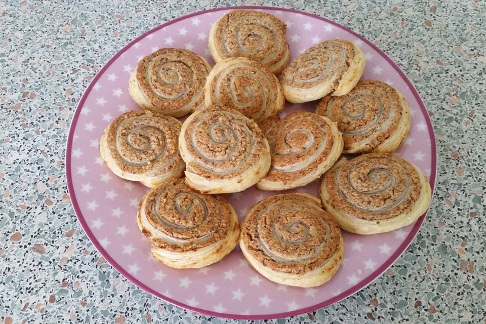 Nussschnecken mit Zucker-Dip