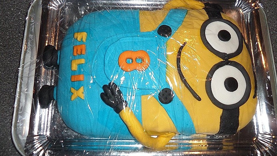 Minionstorte mit Kirschen und Nuss-Nougat-Creme-Füllung von ... Minionstorte mit Kirschen und Nuss-Nougat-Creme-Füllung von ...