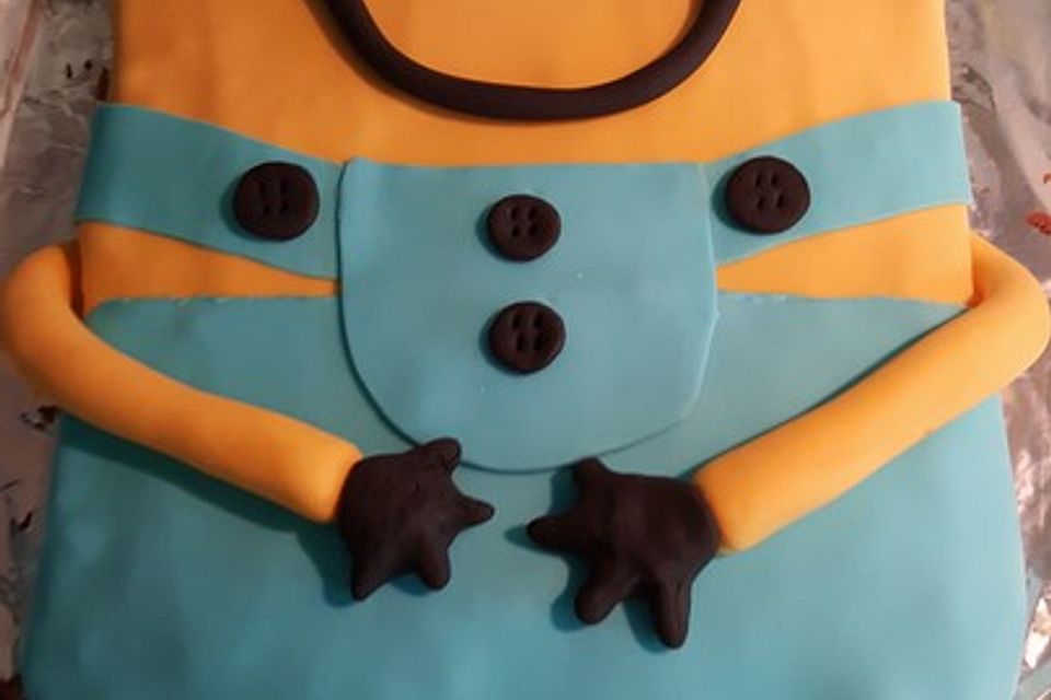 Minionstorte mit Kirschen und Nuss-Nougat-Creme-Füllung