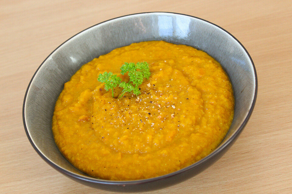 Rote Linsensuppe mit gerösteten Möhren