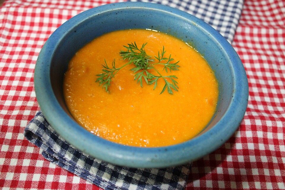 Rote Linsensuppe mit gerösteten Möhren