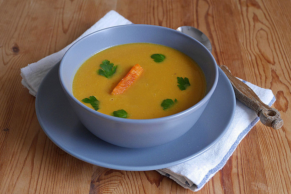 Rote Linsensuppe mit gerösteten Möhren