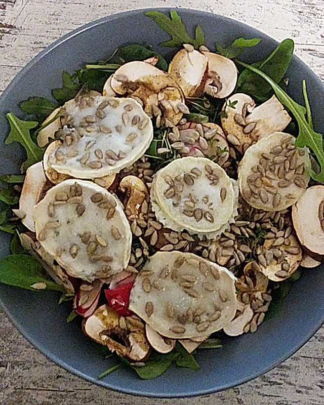 Feldsalat mit Ziegenweichkäse, Champignons und Radieschen