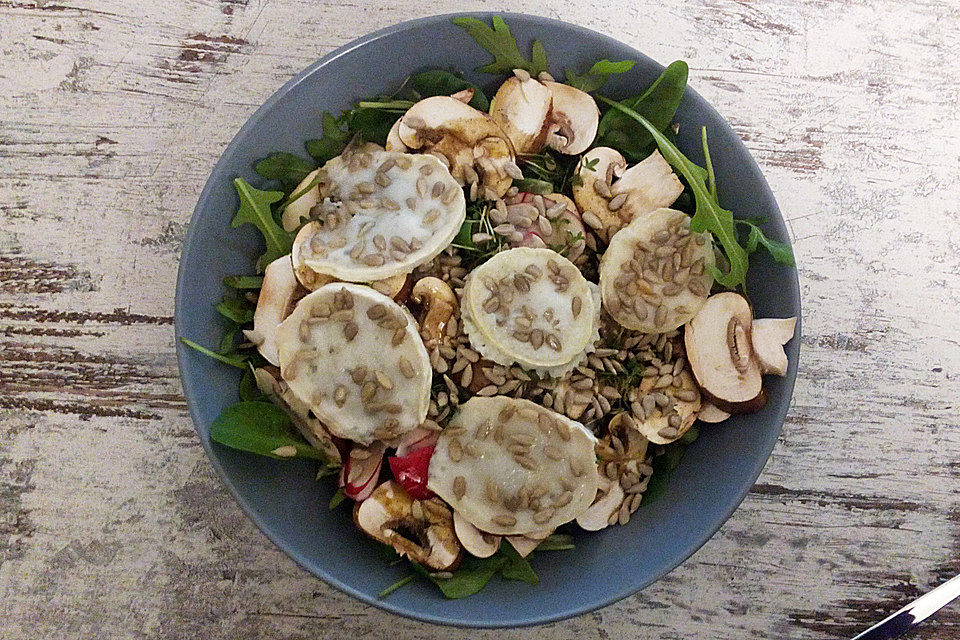 Feldsalat mit Ziegenweichkäse, Champignons und Radieschen