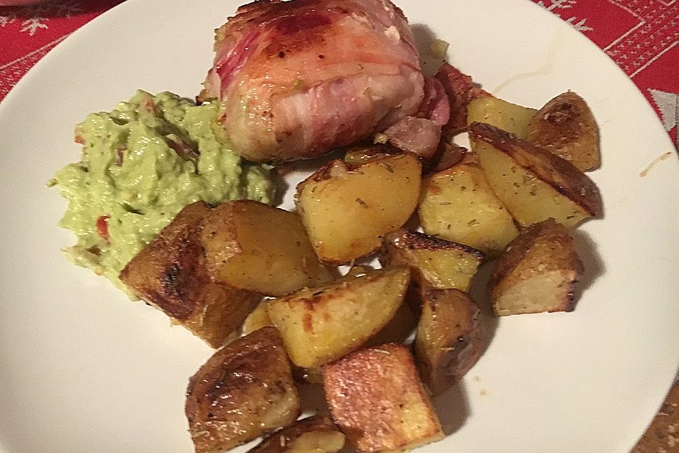 Bacon-Hühnchen mit Guacamole gefüllt