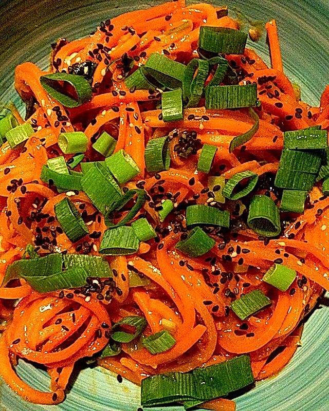 Asiatische Karottennudeln mit Sesam