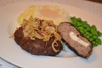 Rinderhacksteaks mit Fetakäse gefüllt nach Möppis Art