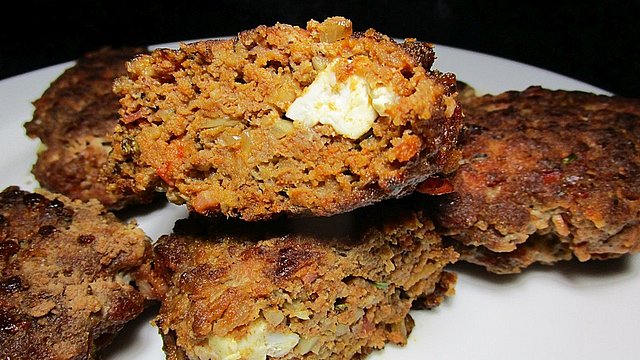 Rinderhacksteaks mit Fetakäse gefüllt nach Möppis Art von moeppi1904