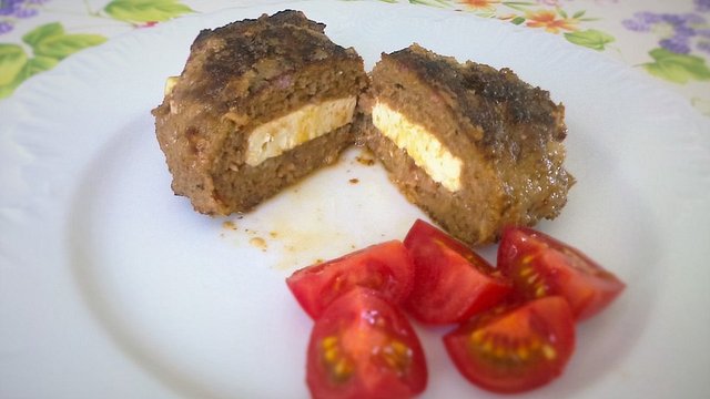 Rinderhacksteaks mit Fetakäse gefüllt nach Möppis Art von moeppi1904