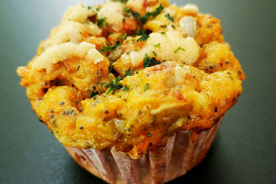 Süßkartoffel-Muffins mit Parmesan und Chili