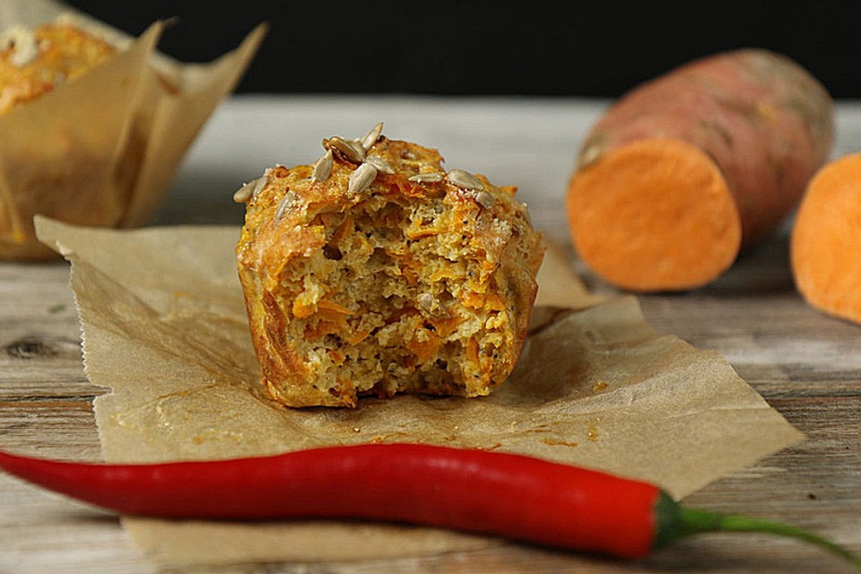 Süßkartoffel-Muffins mit Parmesan und Chili