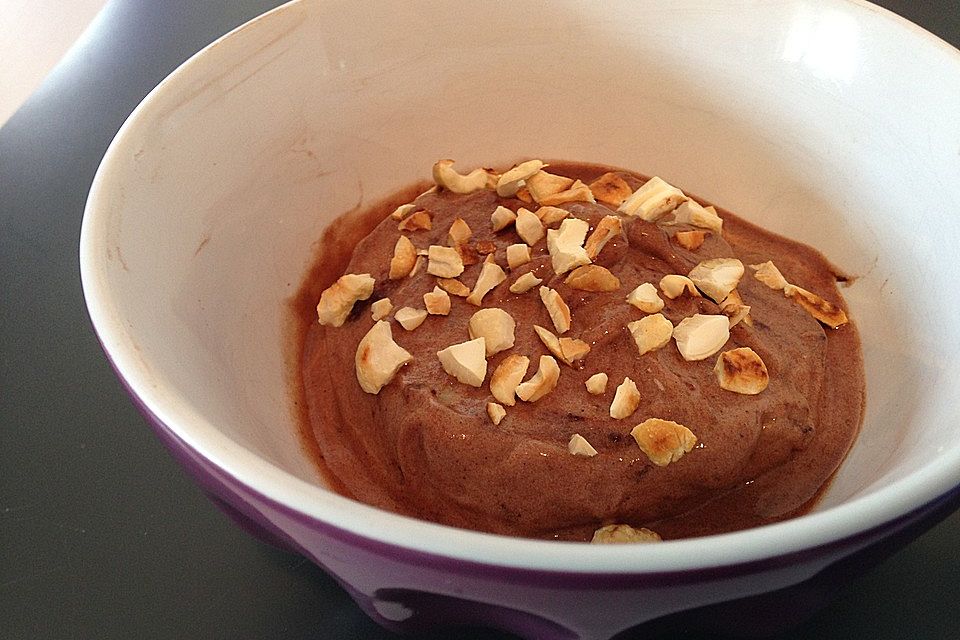 Schokoladen-Bananen-Eiscreme mit gerösteten Cashews