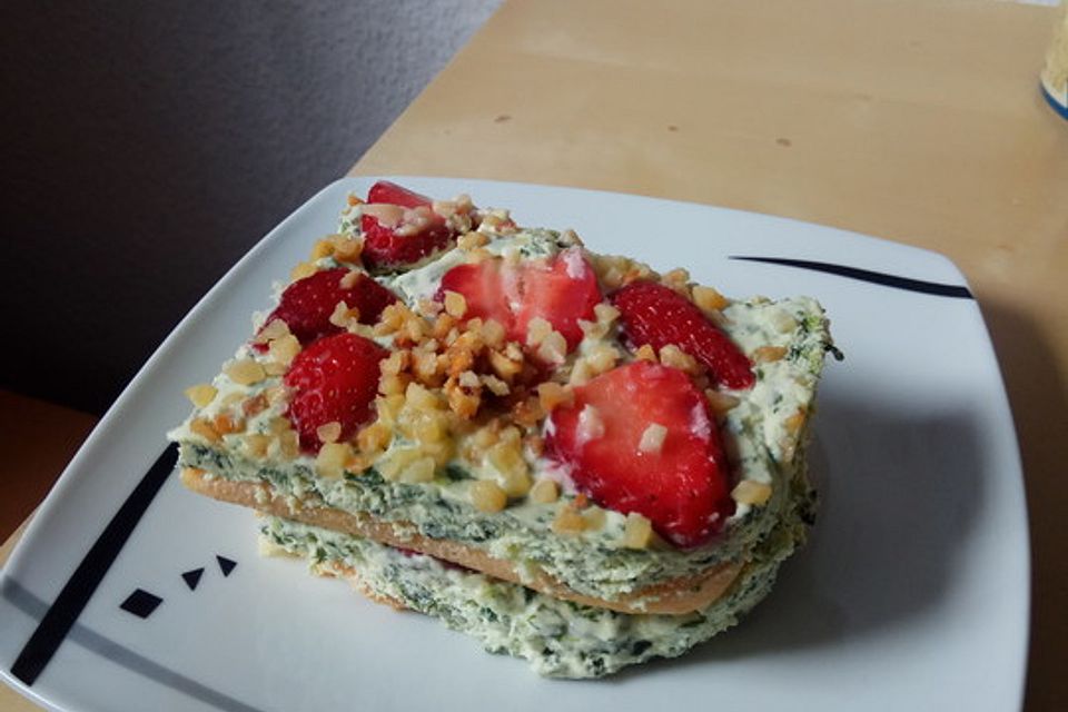 Spinat-Tiramisu mit Eierlikör, Pistazienkrokant und frischen Erdbeeren