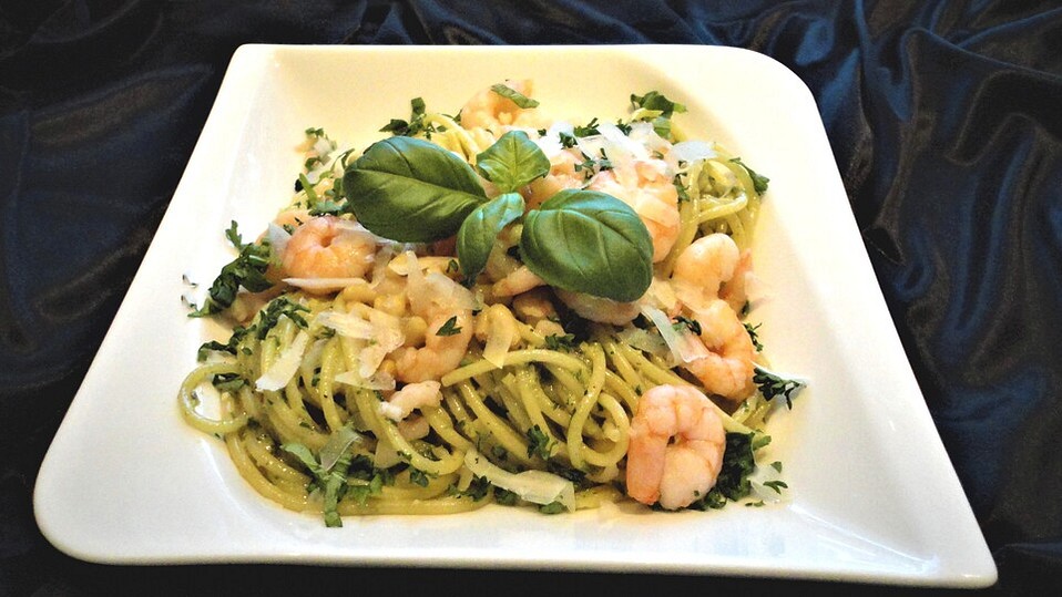Pesto-Spaghetti mit Garnelen und Pinienkernen von SessM Pesto-Spaghetti mit Garnelen und Pinienkernen von SessM