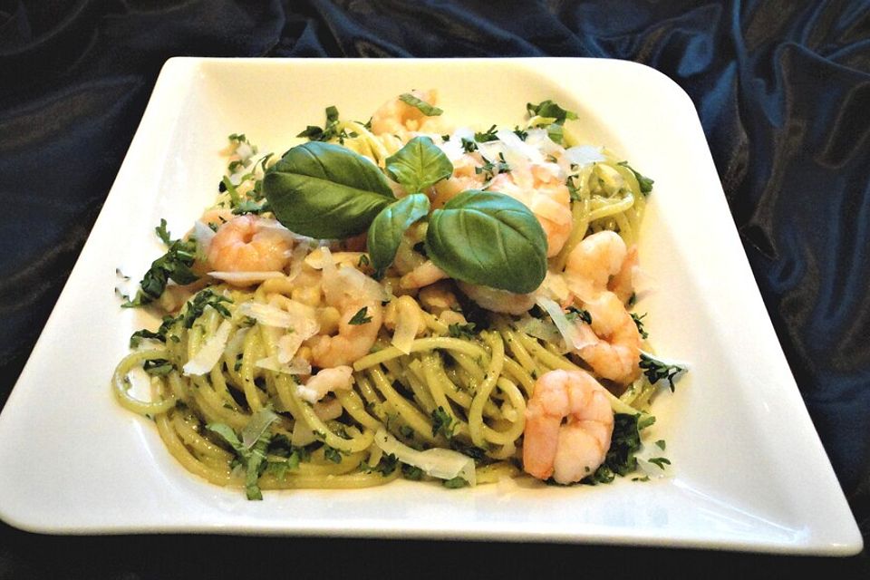 Pesto-Spaghetti mit Garnelen und Pinienkernen