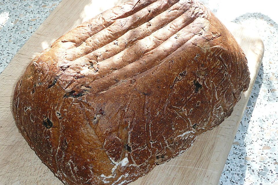 Sauerteigbrot mit Trockenfrüchten und Walnüssen