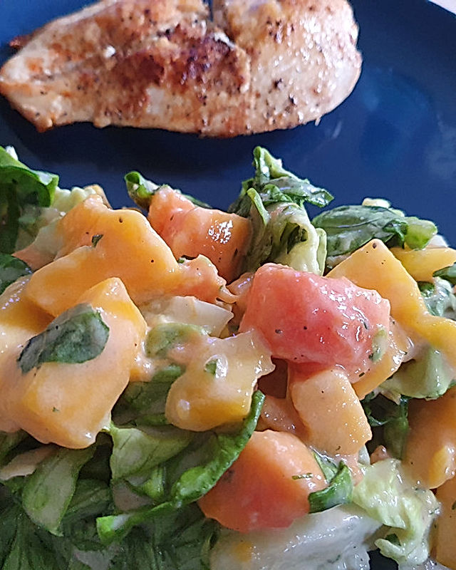 Salat mit Papaya- und Mangostückchen