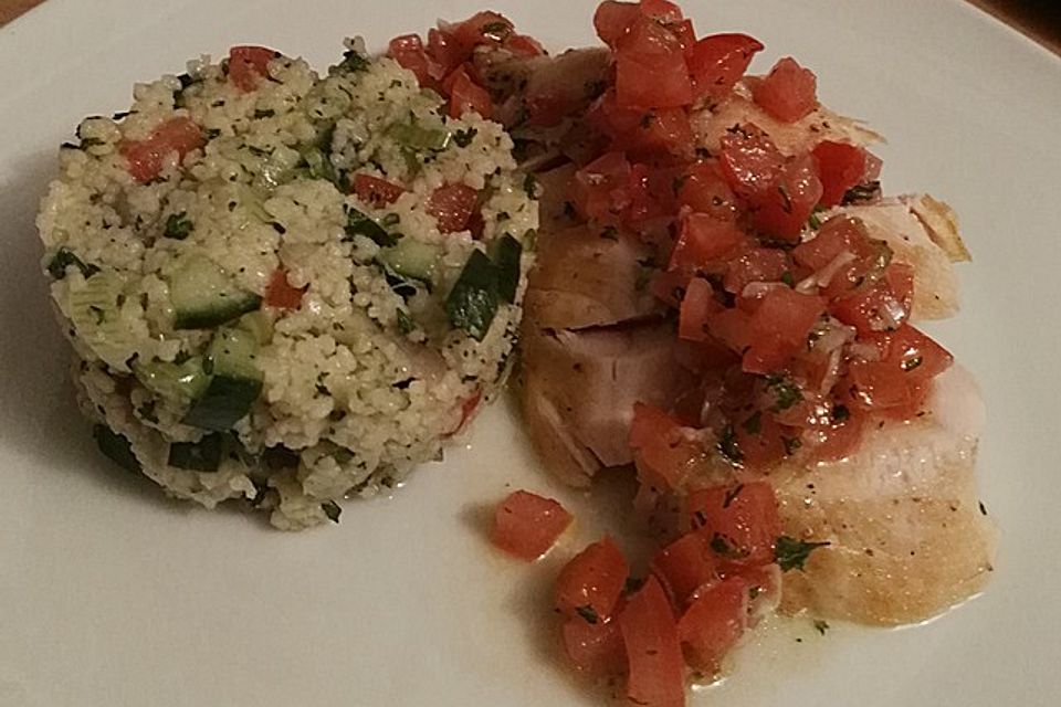 Hühnchenbrust mit Tomaten-Topping und Couscous-Salat