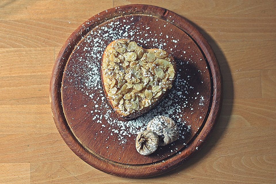 Ziegenfrischkäsekuchen mit getrockneten Feigen und Nussglasur