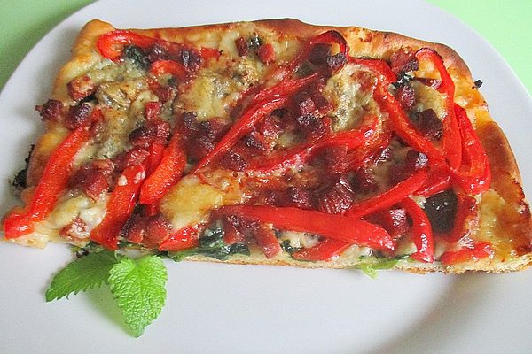 Paprika-Pizza mit Blattspinat, Gorgonzola und Salame Piccantino von ...