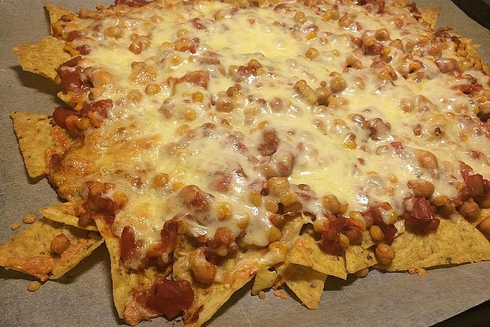 Gefüllte, überbackene Tortillachips - vegetarische Nachos