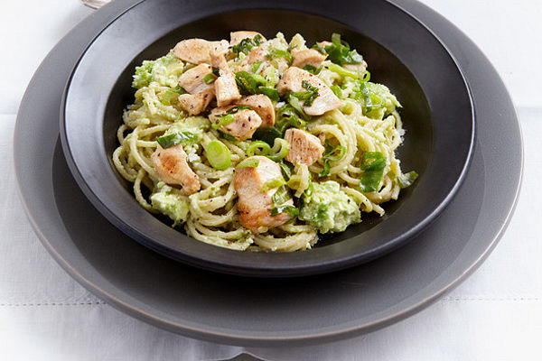 Vollkornspaghetti mit frühlingshafter Avocado-Feta-Creme von Luischen97 ...