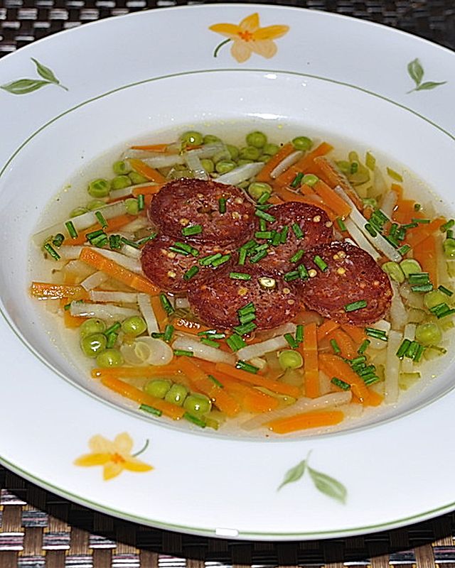 Feine Gemüsesuppe mit Pfeffersalami