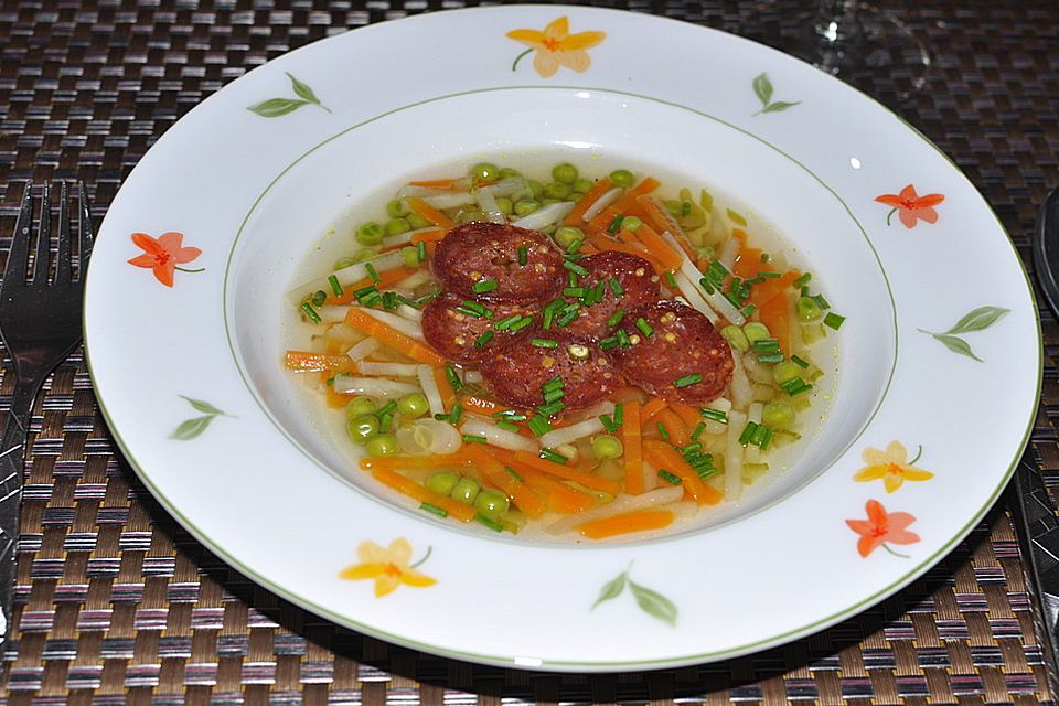 Feine Gemüsesuppe mit Pfeffersalami