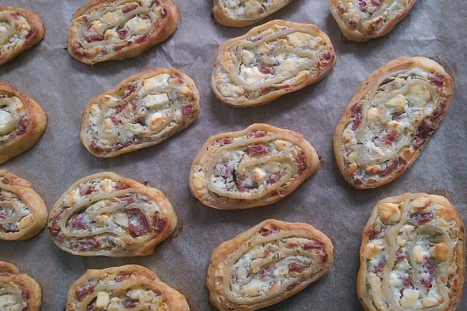 Pizzaschnecken mit Frischkäse, Feta und Salami