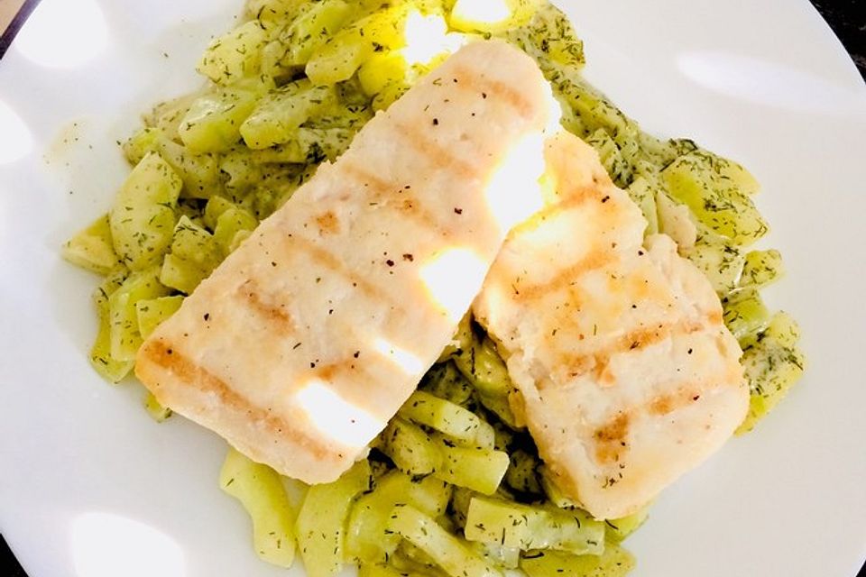 Low-Carb Lachsfilet mit Gurken