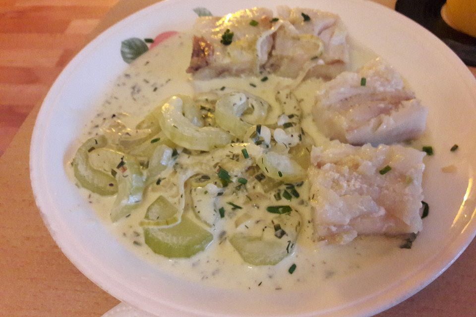 Low-Carb Lachsfilet mit Gurken