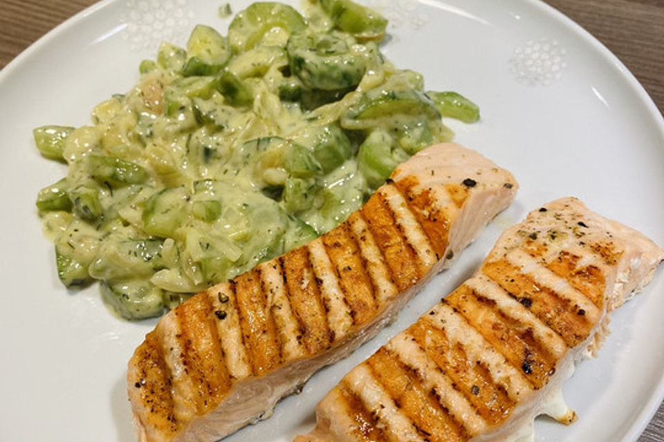 Low-Carb Lachsfilet mit Gurken
