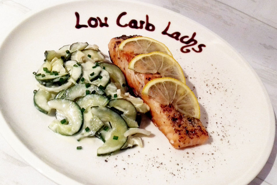 Low-Carb Lachsfilet mit Gurken
