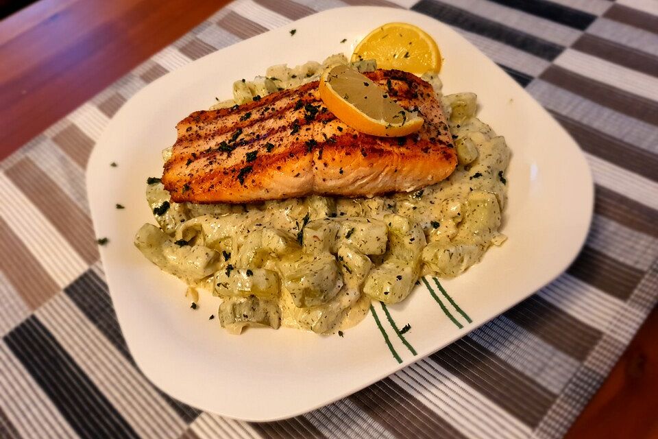 Low-Carb Lachsfilet mit Gurken