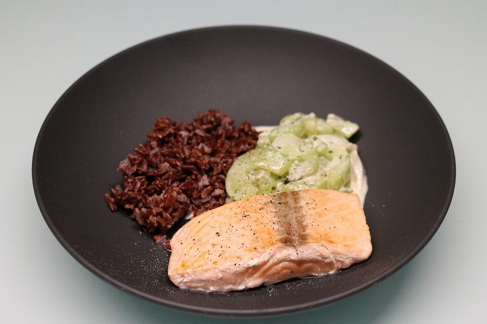 Low-Carb Lachsfilet mit Gurken