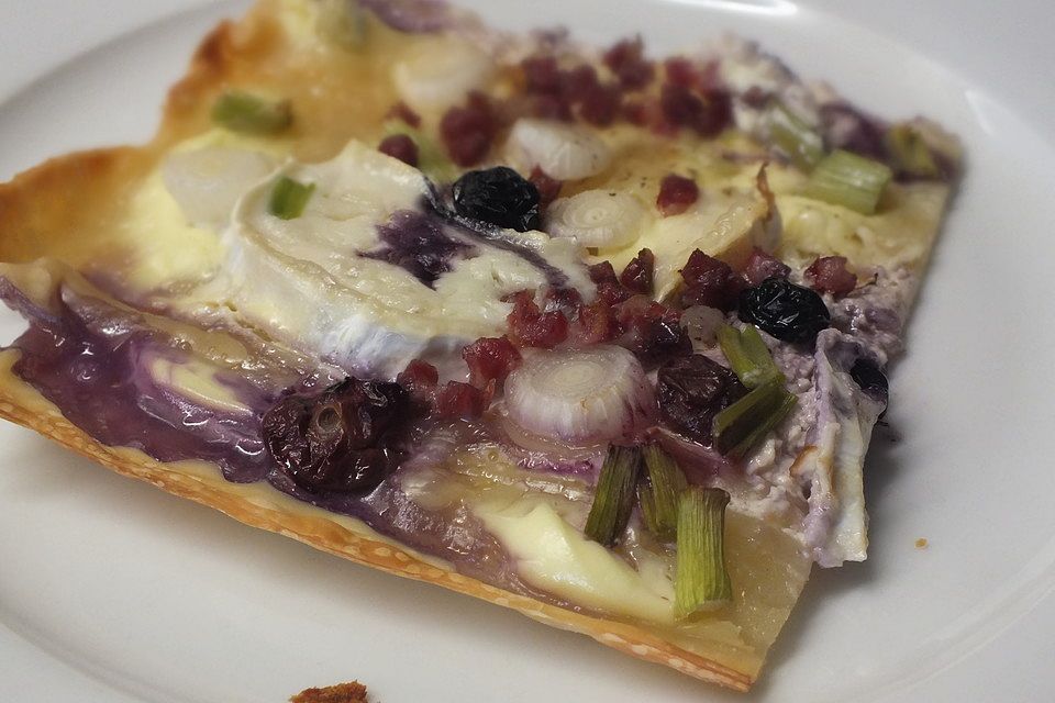 Flammkuchen mit Brie und Blaubeeren