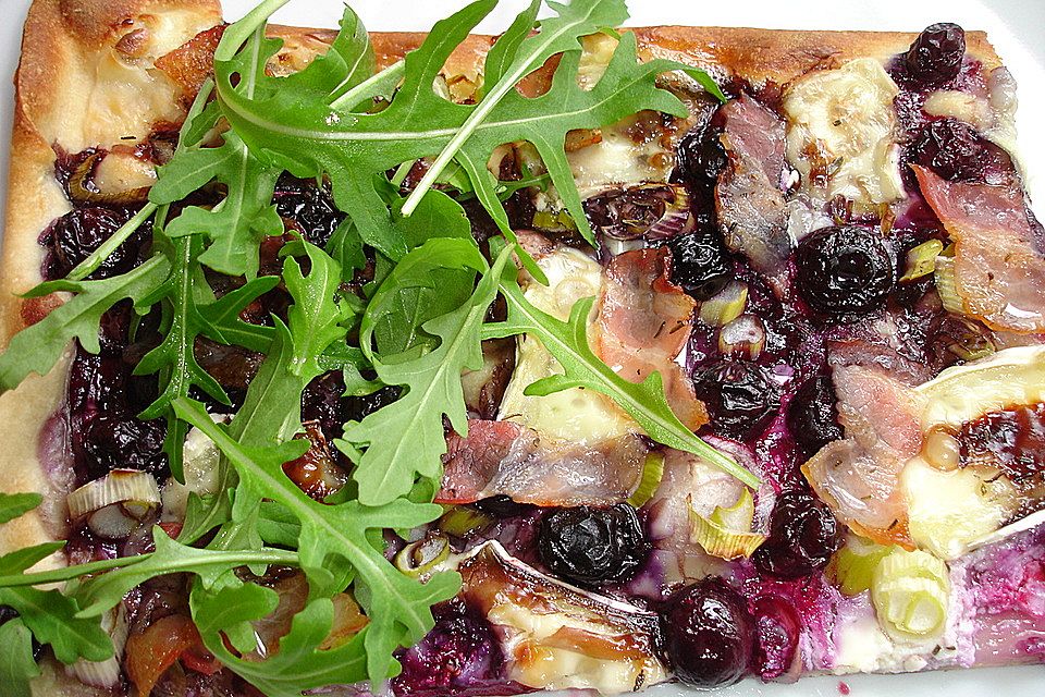 Flammkuchen mit Brie und Blaubeeren