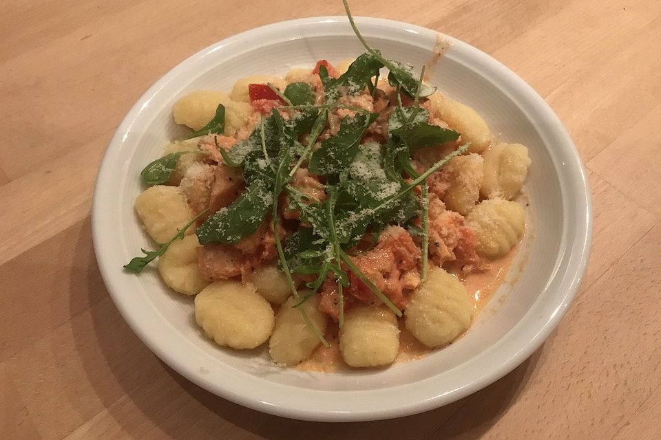 Gnocchi mit Lachs und Rucola