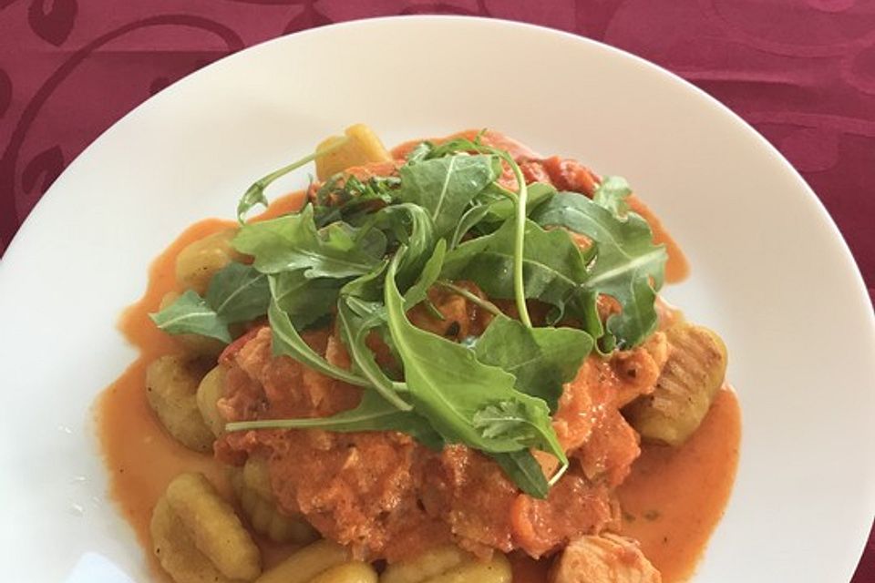 Gnocchi mit Lachs und Rucola