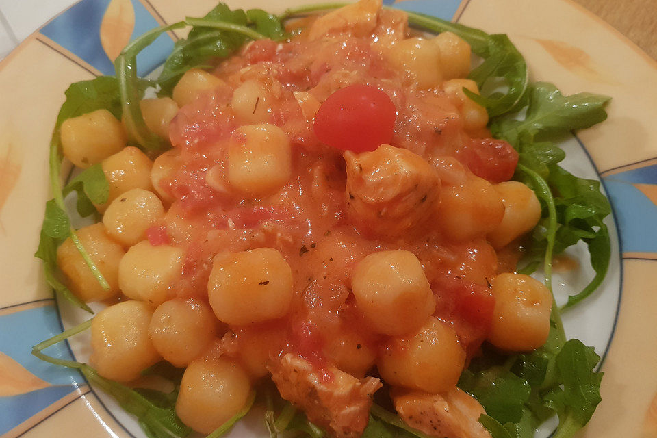 Gnocchi mit Lachs und Rucola