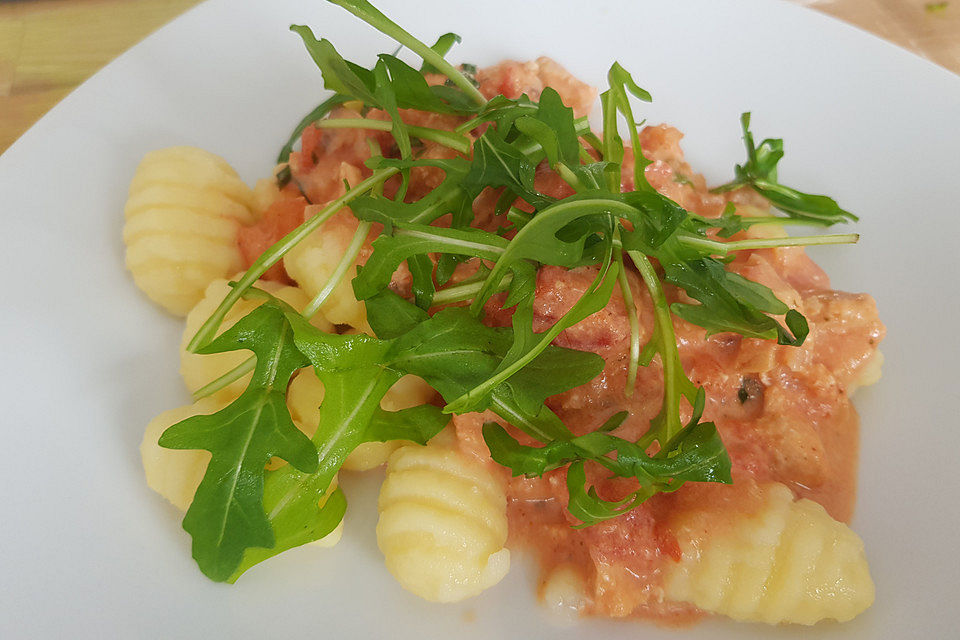 Gnocchi mit Lachs und Rucola