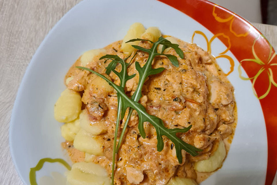 Gnocchi mit Lachs und Rucola