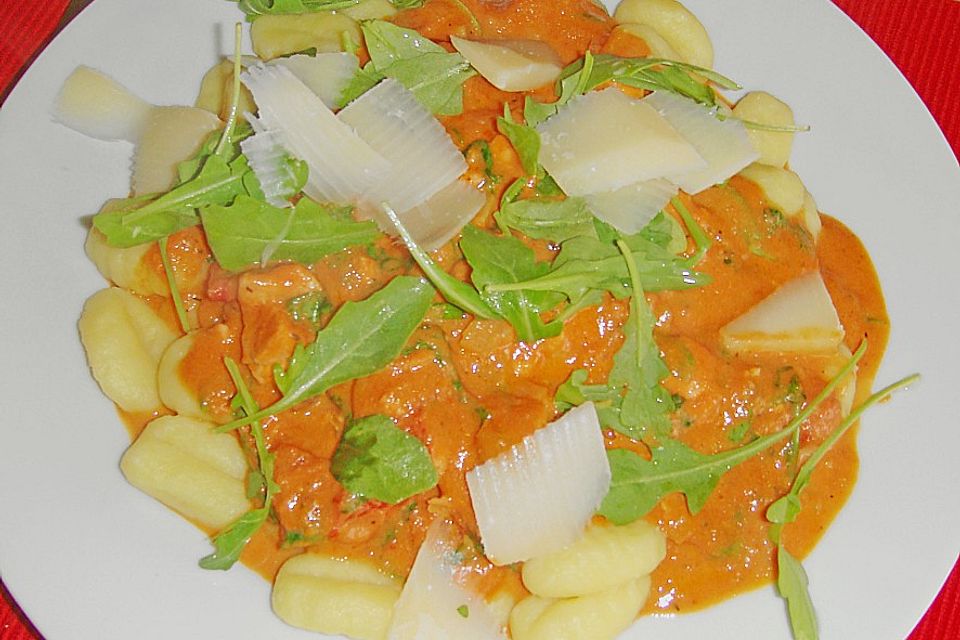 Gnocchi mit Lachs und Rucola