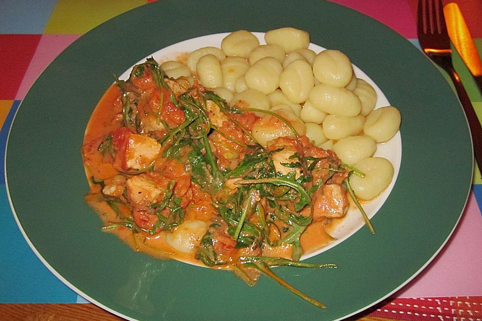 Gnocchi mit Lachs und Rucola