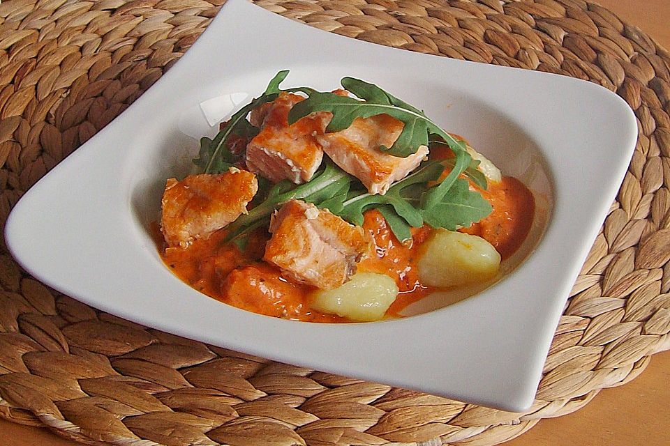 Gnocchi mit Lachs und Rucola