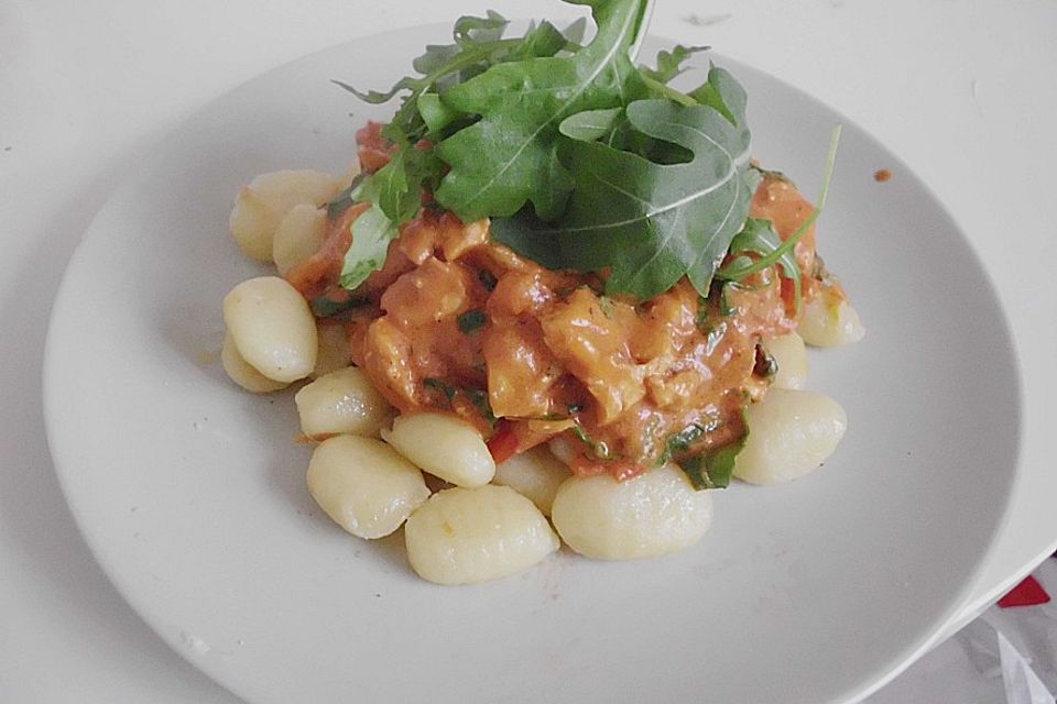 Gnocchi mit Lachs und Rucola