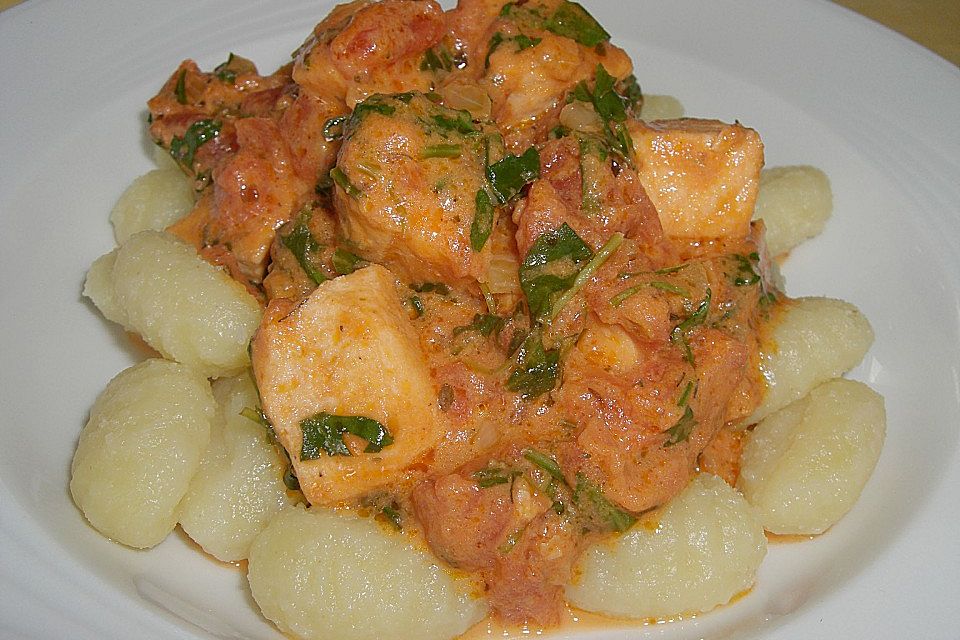 Gnocchi mit Lachs und Rucola